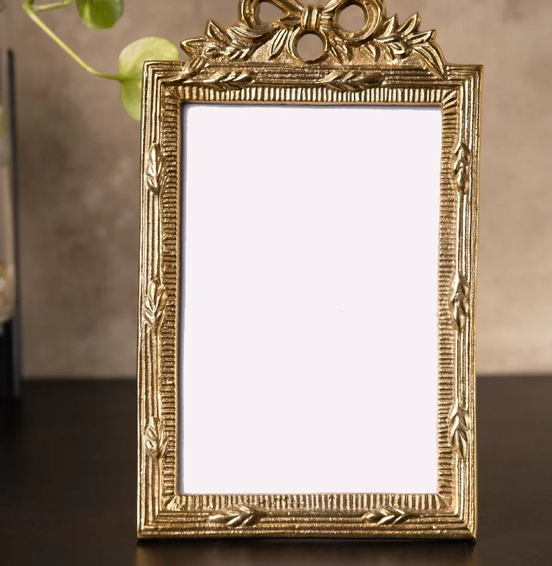 Knotty Photo Frame